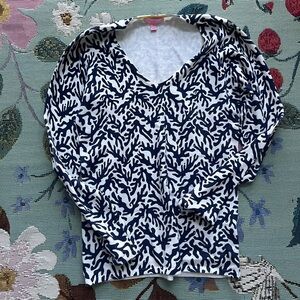 Medium Lilly Pulitzer Navy and White Patterned Sweater